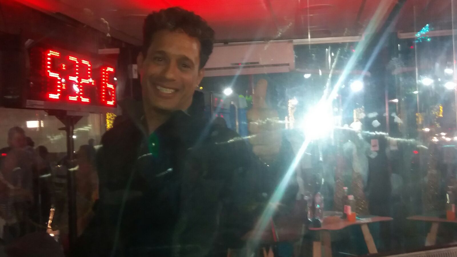 Cantante Carlos Silver busca durar cinco días cantando para entrar a los Guinness