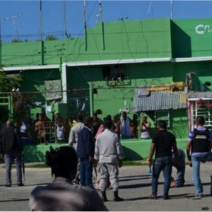 Varios reclusos heridos por motín en cárcel de Barahona