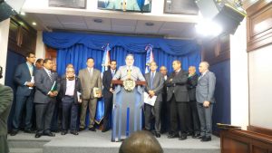 Funcionarios emplazan a CC; dicen declararon bienes a tiempo