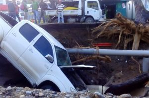 Otro hundimiento se “traga” vehículos en calle de Santiago