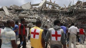 Estiman entre 50 y 200 muertos por derrumbe de iglesia en Nigeria