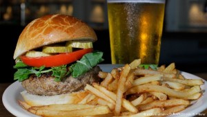 ¿Por qué el alcohol despierta el hambre?