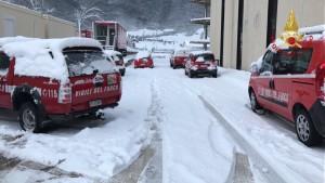 Bomberos extraen una madre con su hijo de escombros tras temblor en centro de Italia