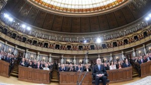 En la tercera vuelta celebrada el pasado 4 de diciembre, el ecologista se impuso con un 53,8 % de los votos, después de que la segunda ronda del 22 de mayo fuera invalidada por el Tribunal Constitucional por irregularidades formales en el recuento del voto
