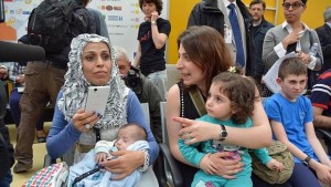 Italia recibe  refugiados sirios y propone puente, no muro