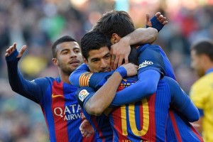 Barcelona golea 5-0 a Las Palmas y se sitúa a dos puntos del Madrid 