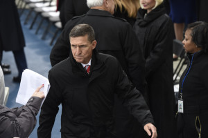 Vigilan a funcionario de seguridad de Trump por comunicarse con Rusia