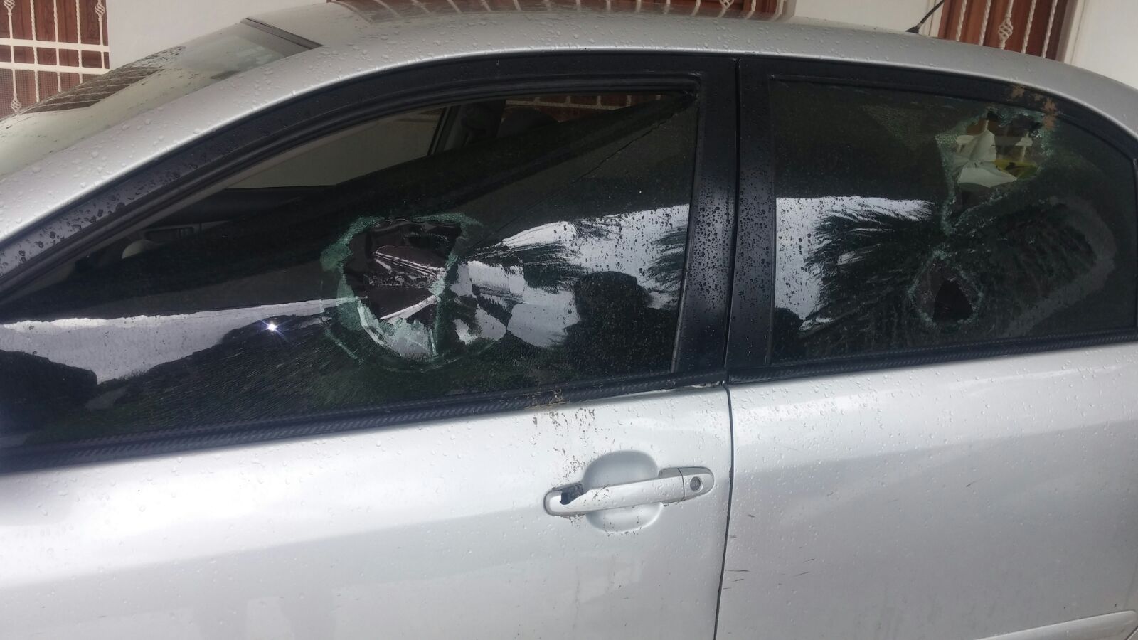 Desconocidos rompen cristales de vehículos para robar en Jarabacoa