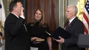 Mike Pompeo juramentado como director de la CIA