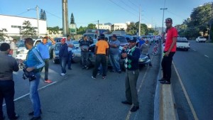 Choferes paralizan ruta en reclamo de arreglo de vía en Santiago