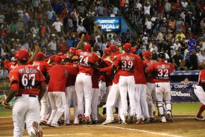Jonrón de Ronny Paulino otorga triunfo a Leones sobre Licey