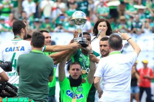 Sobrevivientes tragedia Chapecoense levantan Copa Sudamericana 