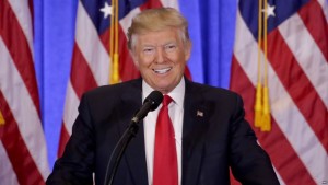 Trump insiste en la construcción del muro y que México lo reemblozará