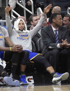 Warriors se aferran al liderato de la NBA