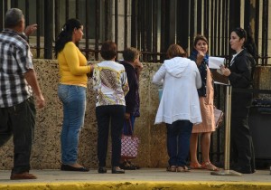 Cubanos lamentan fin de política 