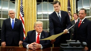 Donald Trump firmó su primera orden ejecutiva, 