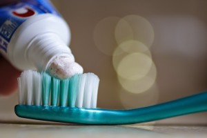 Científicos advierten que dentífricos y chicles pueden producir cáncer