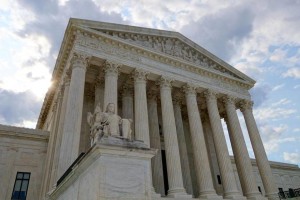 
El presidente estadounidense, Donald Trump, anunciará este martes el nombre de su candidato para ocupar el noveno puesto del Tribunal Supremo, al día siguiente de cesar a la secretaria de Justicia interina por no defender su decreto sobre inmigrantes y refugiados.
La máxima instancia judicial del país está abocada al bloqueo desde la muerte del juez conservador Antonin Scalia en febrero del año pasado. Desde entonces, funciona con ocho magistrados: cuatro conservadores y cuatro progresistas.
El nombramiento de un juez conservador que se retransmitirá en directo desde la Casa Blanca fue una de las promesas que más gustó a los electores del nuevo mandatario, que el lunes aseguró que su aspirante es una persona 