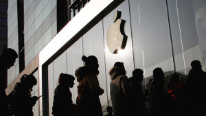 Según las imágenes de las patentes, Apple está elaborando para sus dispositivos una plataforma versátil que permitirá cargar los productos Apple simplemente poniéndolos sobre la mesa. 