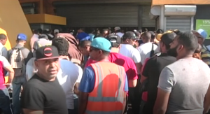 Fanáticos madrugan para adquirir boletas para el torneo final del béisbol 
