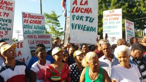 Residentes en Los Tres Brazos esperan con pancartas a presidente Medina 
