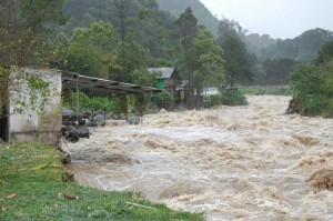 Crecida de río Maimón mantiene incomunicados habitantes Los Caños