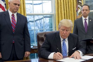 Donald Trump firma el decreto para construir el muro con México