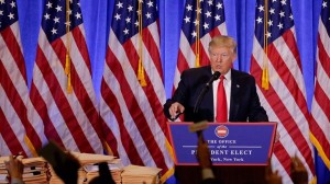 Cruce entre Donald Trump y un periodista de CNN durante la conferencia de prensa