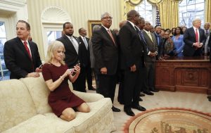 Polémica foto de asesora de Trump abre debate sobre decoro