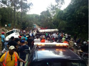 Accidente de tránsito en carretera Jarabacoa- La Vega provoca fuerte taponamiento  