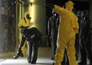 Un equipo especializado en detectar y tratar materiales pelifrosos comprueba el nivel de contaminación del aeropuerto internacional 2 de Kuala Lumpur, en Sepang, Malasia, el 26 de febrero de 2017. La dosis de veneno que recibió el hermano del líder de Corea del Norte fue tan alta que murió 