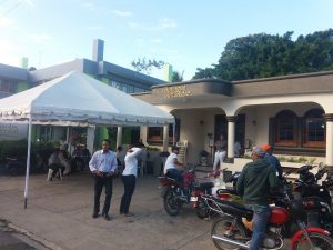 Siguen acudiendo decenas de personas a velatorio de comunicadores ultimados en SPM