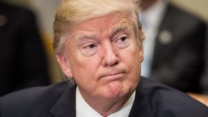 Legisladores británicos debaten revocar invitación a Trump