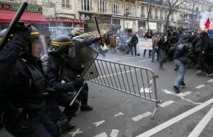 Policías enfrenta a manifestantes en medio de fuertes disturbios en París