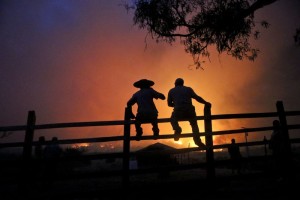 Los fuertes vientos siguen avivando las llamas de los descontrolados incendios forestales que arrasan Chile, forzando la evacuación de más de 80 familias en la localidad costera de Dichato.
Bomberos y residentes lucharon por tierra el martes contra el fuego, que se extendía con rapidez, mientras un avión supertanque ruso y un Hercules brasileño arrojaron miles de litros de agua sobre la zona, a 470 kilómetros (290 millas) al suroeste de la capital chilena, Santiago.
Otro avión cisterna, un Boeing 747-400 de Estados Unidos, asistió a los equipos de emergencias locales el martes.
Las llamas han arrasado bosques, ganado y pueblos enteros obligando a la presidenta del país, Michelle Bachelet, a declarar el estado de emergencia, movilizar al ejército y solicitar ayuda internacional.
En total, más de 20.000 personas, incluyendo bomberos y expertos de más de una docena de países, luchan contra unos fuegos que Bachelet calificó como el peor desastre forestal en la historia de Chile. Se ha relacionado a los incendios con al menos 11 muertes.
Según la agencia forestal nacional, desde el 15 de enero las llamas arrasaron casi 366.000 hectáreas (904.000 acres).
