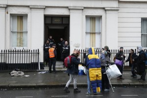 Londres.- Las autoridades británicas desalojaron este miércoles a un grupo de ocupantes ilegales que se mudaron a una mansión vacía en el elegante barrio Eaton Square de Londres para llamar la atención al problema del desamparo.
Policías y alguaciles nombrados por la corte llegaron a la mansión y más de una decena de personas salieron de la casa con bolsas de ropa y cajas de comida.
Integrantes del grupo Nación Autónoma de Anarquistas Libertarios ocuparon la mansión casi una semana.
Activistas de viviendas dicen que miles de casas en Londres están desocupadas, muchas de ellas propiedad de acaudalados inversionistas extranjeros.
La prensa británica reporta que la propiedad en Eaton Square es del banquero ruso Andrey Goncharenko.
