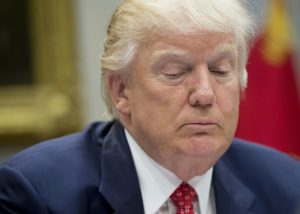 Las encuestas muestran que Trump es impopular pero que asimila el golpe