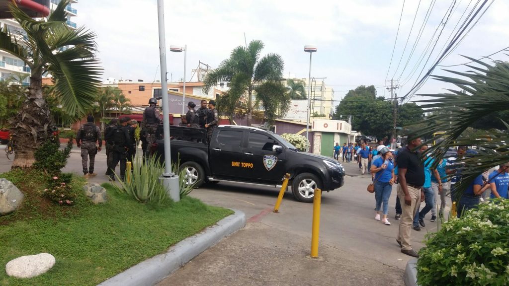 Contingente vigila marcha de profesores ADP