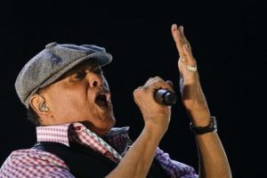 ARCHIVO - Esta foto de archivo del 27 de septiembre del 2015 muestra a Al Jarreau cantando en el festival musical de Rock en Rio, en Rio de Janeiro, Brasil. Jarreau, cantante que trascendió géneros durante su carrera de medio siglo y conquistó varios Grammy, falleció en un hospital de Los Angeles el domingo 12 de febrero del 2016, pocos días después de anunciar que ya no haría más giras debido a fatiga. (AP Foto/Felipe Dana, Archivo)