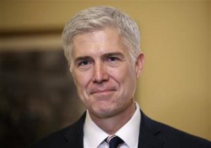 ARCHIVO - Esta foto del 1 de febrero del 2017 muestra al nominado a la Corte Suprema Neil Gorsuch en el Capitolio, en Washington. Gorsuch ha sido un defensor de la libertad de expresión y escéptico en casos de difamación, de acuerdo con un análisis de sus dictámenes hecho por The Associated Press. (AP Foto/J. Scott Applewhite, Archivo)