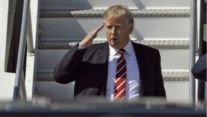 Trump se felicita a sí mismo por el Día del Presidente