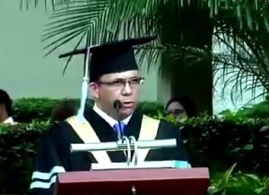 En graduación PUCMM ministro Andrés Navarro llama a nuevos profesionales a innovar