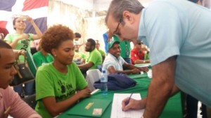 Abinader firma libro contra impunidad y pide se castigue a los corruptos