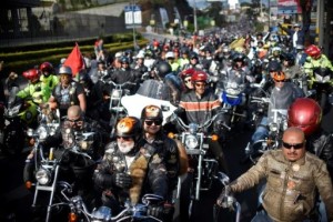 Miles de guatemaltecos celebran masiva peregrinación en motocicleta