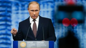 Rusia promulga la ley que despenaliza la violencia domésticaPutin