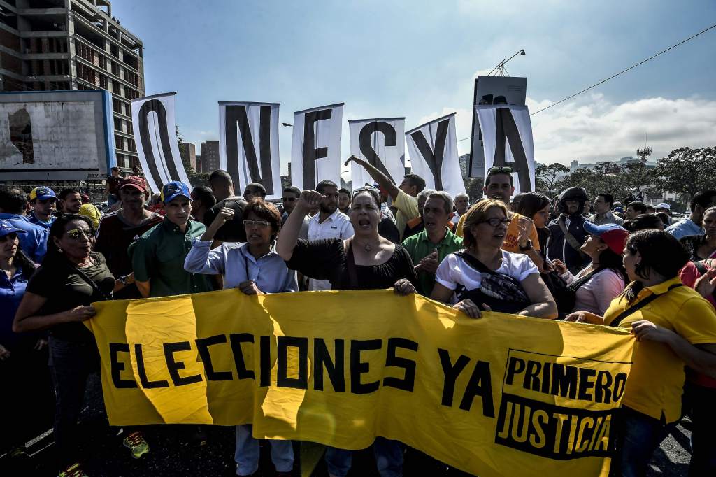 Diputados venezolanos realizan protesta "sorpresa" en autopista de Caracas