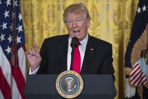 Donald Trump desistió de apelar a la Justicia y firmará un nuevo decreto migratorio