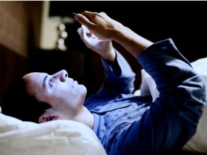 Descubre por que no se debe usar celular ante de dormir 