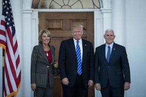 Betsy DeVos confirmada como secretaria de Educación de EU, a pesar de oposición demócrata