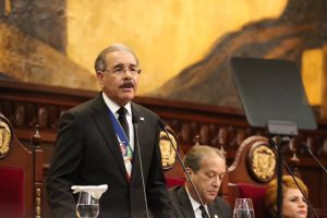 Presidente anuncia aumentos en escala salarial para policías y militares 